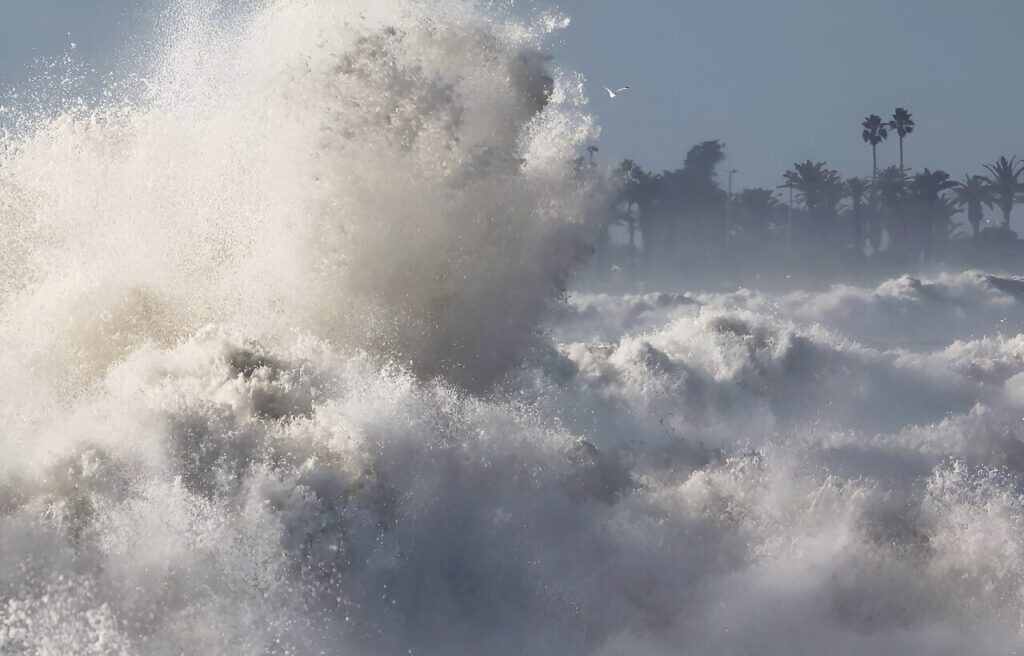 Big waves pound US West Coast