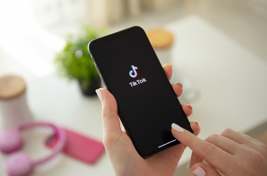 TikTok Dropshipping: Pros, Cons, and How To Do It