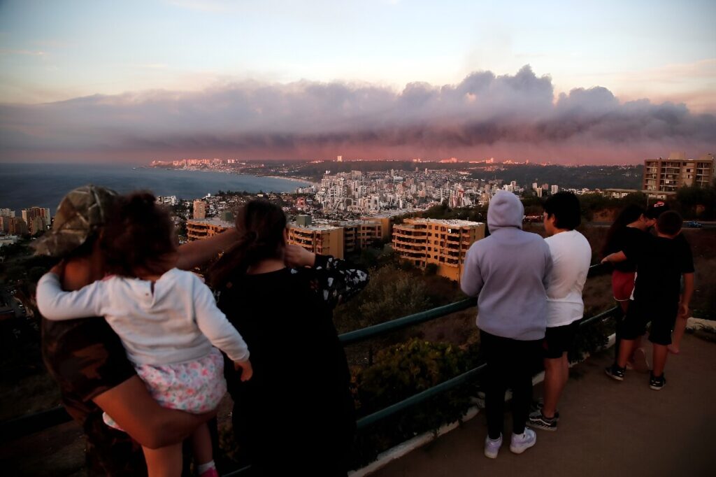 10 feared dead in Chile forest fires