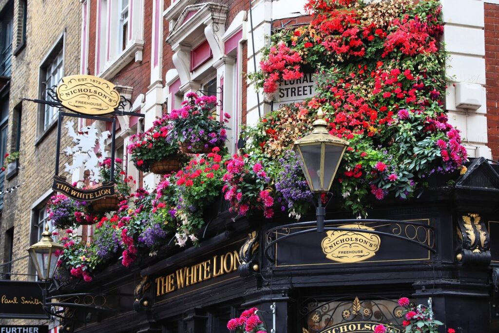 Hospitality Pay Crisis Closes 3,000 London Bars