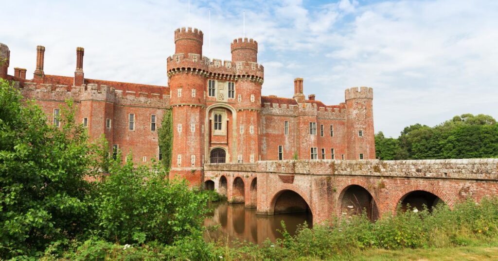 How to pronounce Herstmonceux village famous for its castle