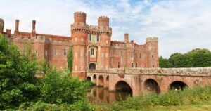 How to pronounce Herstmonceux village famous for its castle