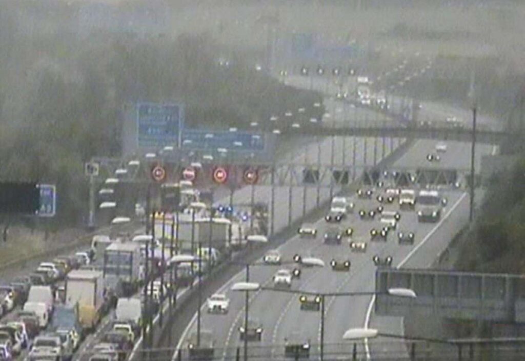 Delays on M25 after crash involving overturned vehicle between Junction 3 and Junction 2 for Darenth