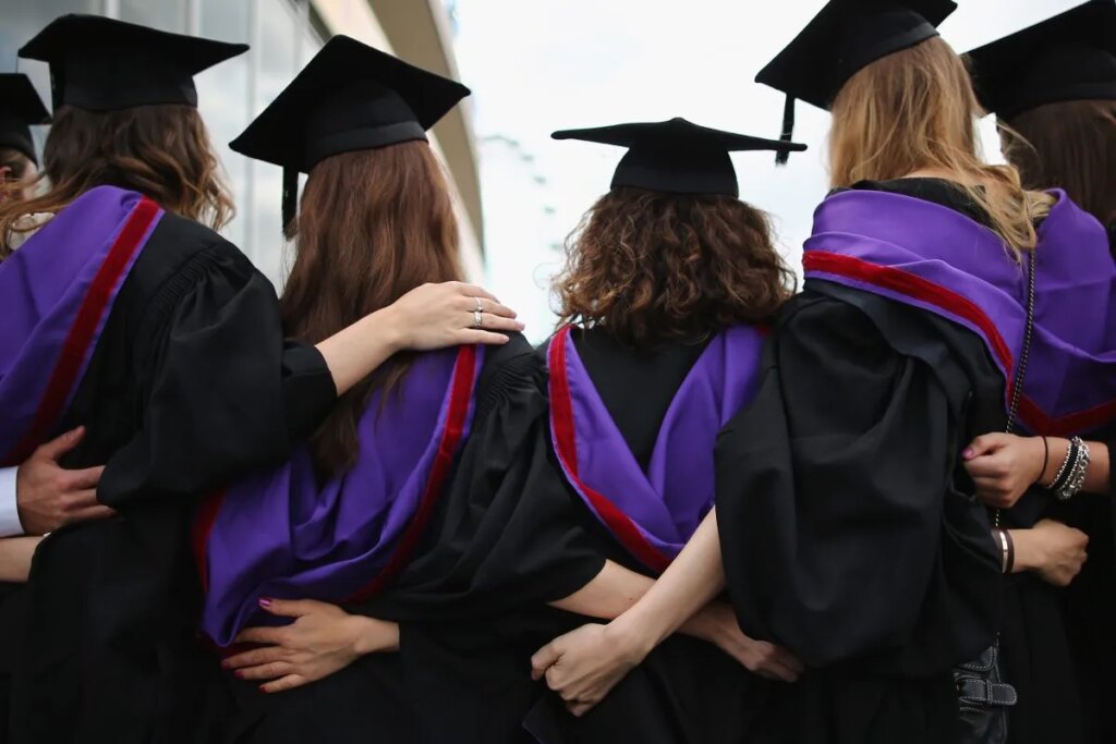 One in ten graduates to flee UK’s worst job market in 30 years